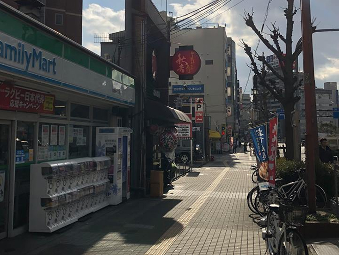 ⑥ すると、ナンバ辻本ビルが見えますので、こちらの4階になります。