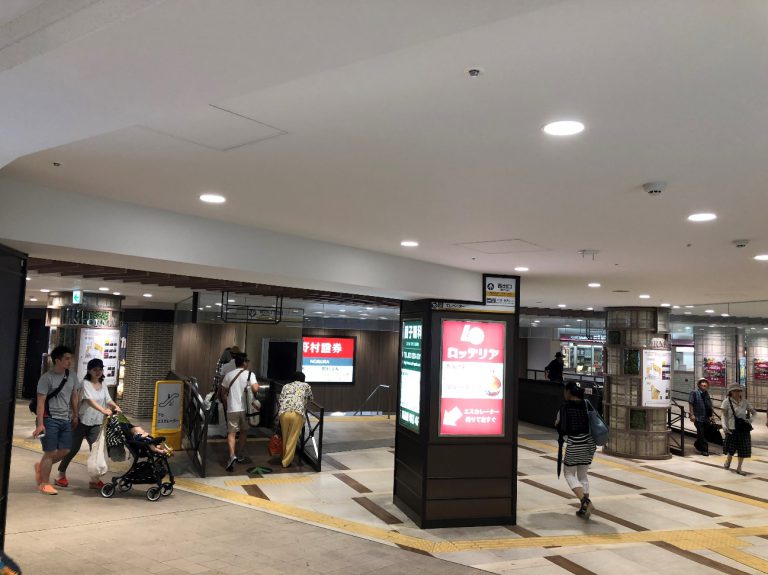 ② 堺東駅の改札から出て、西出口のエスカレーターをおります。