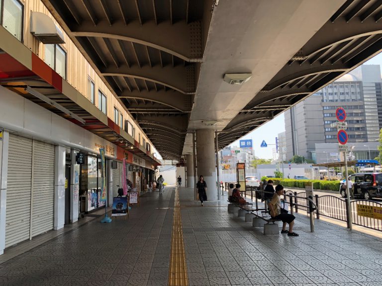 ③ エスカレータを降りると、左手にロッテリアがあります。それをそのまま道沿いに進みます。